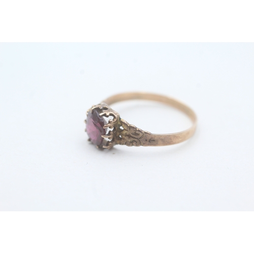 57 - 9ct gold and red gemstone ring (1.5g) Size O