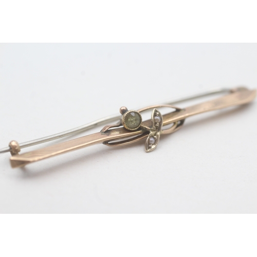 59 - 9ct gold antique peridot & seed pearl bar brooch (1.8g)