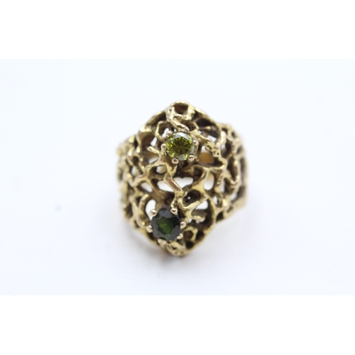 6 - 9ct gold vintage green tourmaline & garnet two stone patterned dress ring (9g)