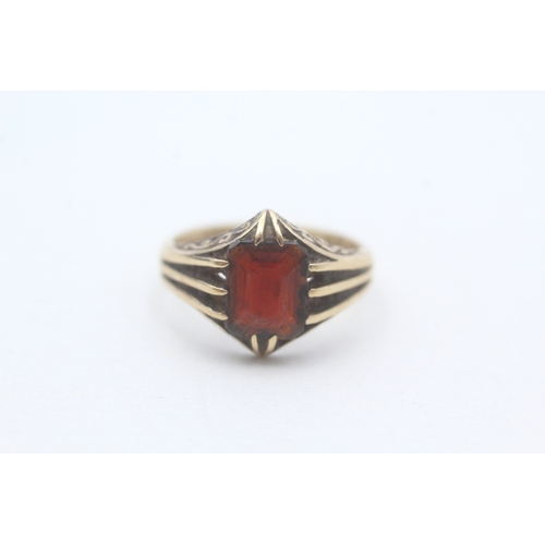 63 - 9ct gold garnet central set ring (4.1g) Size N