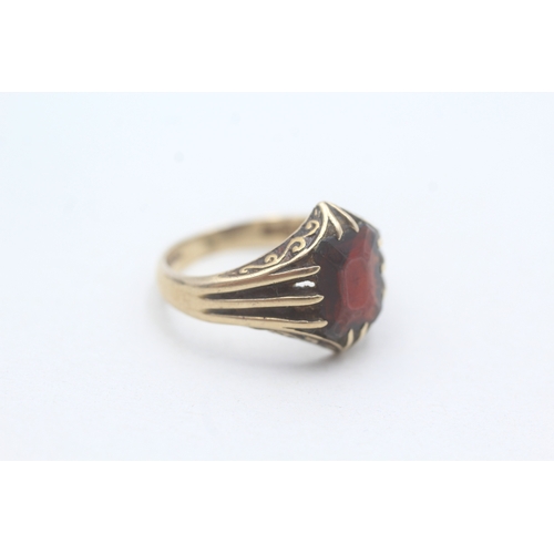 63 - 9ct gold garnet central set ring (4.1g) Size N