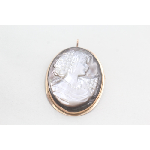 64 - 9ct gold mother of pearl cameo pendant (8.3g)