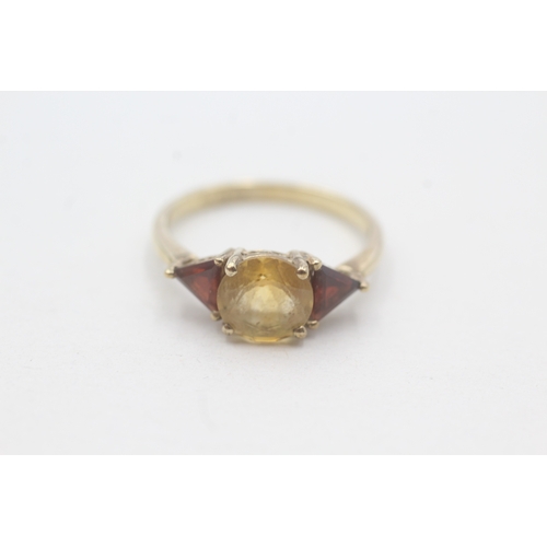 75 - 9ct gold citrine & garnet three stone ring (2.4g) Size Q