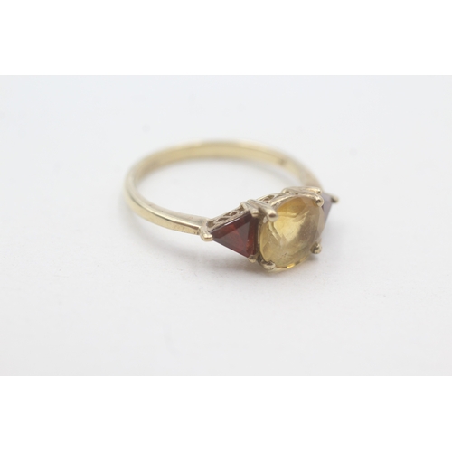 75 - 9ct gold citrine & garnet three stone ring (2.4g) Size Q