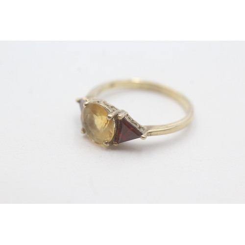 75 - 9ct gold citrine & garnet three stone ring (2.4g) Size Q