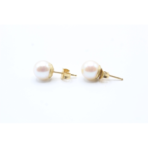 82 - 18ct gold cultured pearl stud earrings (1.4g)