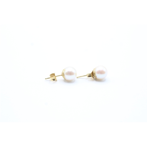 82 - 18ct gold cultured pearl stud earrings (1.4g)