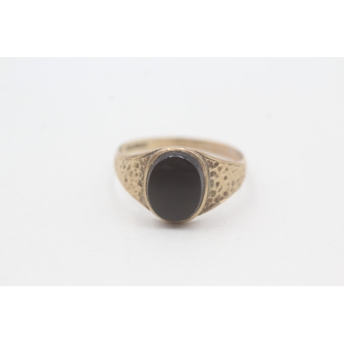 84 - 9ct gold vintage black onyx signet ring with patterned shoulders (1.6g) Size O