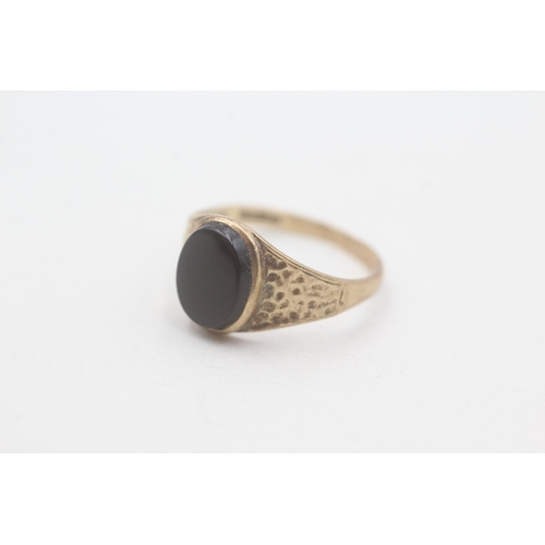 84 - 9ct gold vintage black onyx signet ring with patterned shoulders (1.6g) Size O