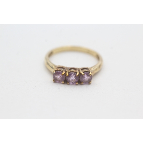 94 - 9ct gold amethyst three stone ring (2.1g) Size N 1/2