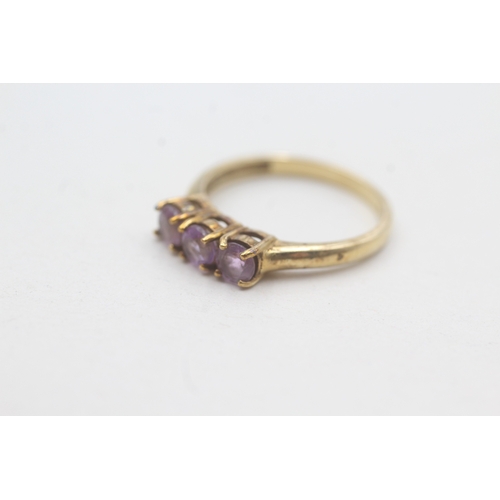 94 - 9ct gold amethyst three stone ring (2.1g) Size N 1/2