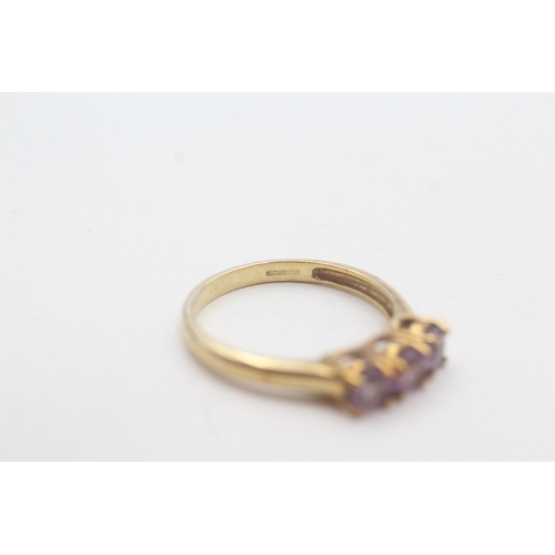 94 - 9ct gold amethyst three stone ring (2.1g) Size N 1/2