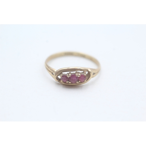 98 - 9ct gold ruby trilogy ring (1.3g) Size M