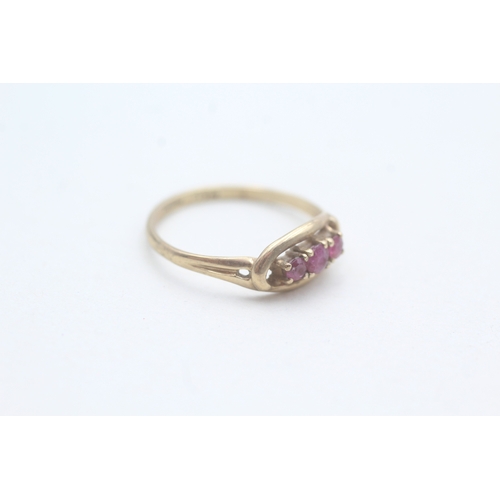 98 - 9ct gold ruby trilogy ring (1.3g) Size M