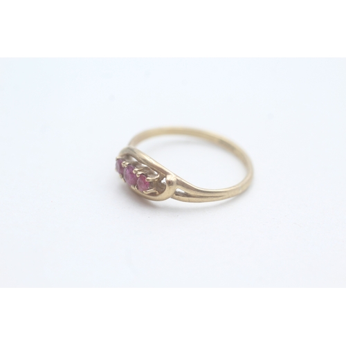 98 - 9ct gold ruby trilogy ring (1.3g) Size M