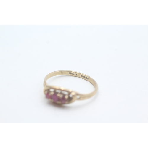 98 - 9ct gold ruby trilogy ring (1.3g) Size M