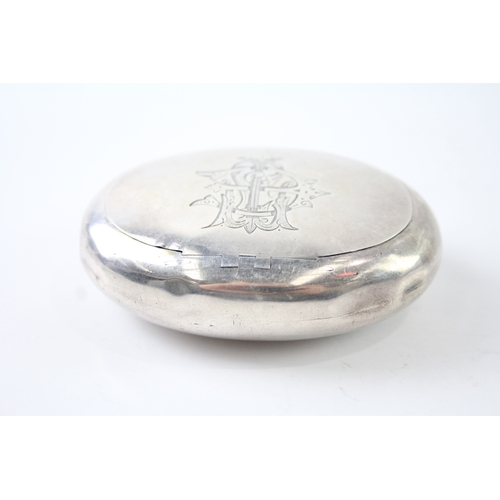 377 - Anique Victorian 1898 Birmingham Sterling Silver Squeeze Action Snuff Box (61g)