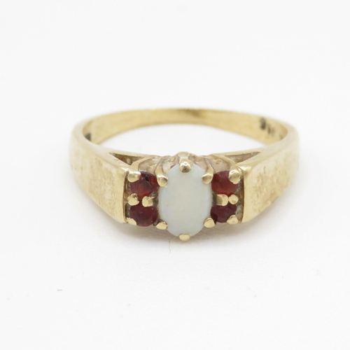 61 - 9ct gold opal & garnet dress ring (2.5g) Size K