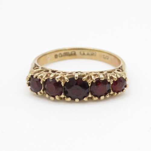 73 - 9ct gold vintage garnet five stone ring (2.4g) Size K