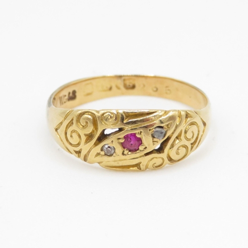 81 - 18ct gold vintage ruby & diamond scroll pattern ring (2.7g) Size M