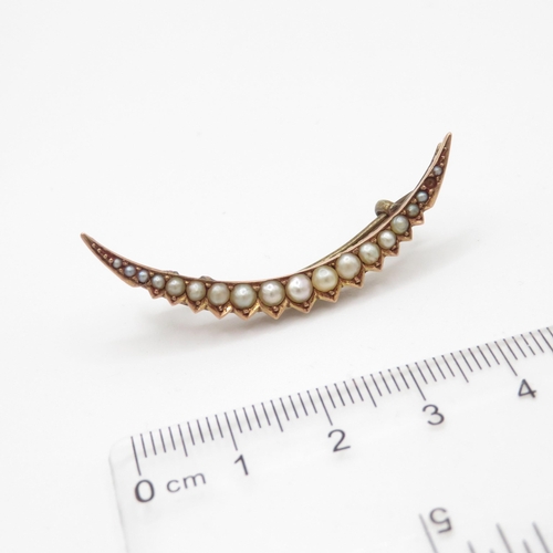 84 - 9ct gold split pearl crescent brooch (3.3g)