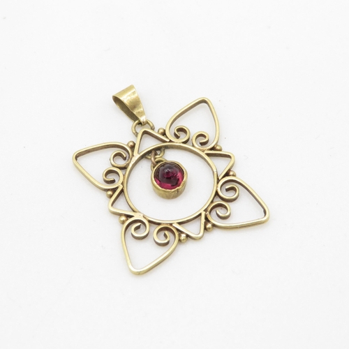 85 - 15ct gold sugar loaf garnet pendant (2g)