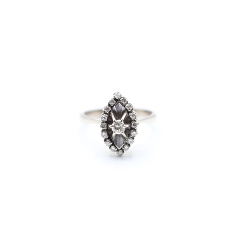 102 - 18ct white gold diamond dress ring (4.4g) Size L