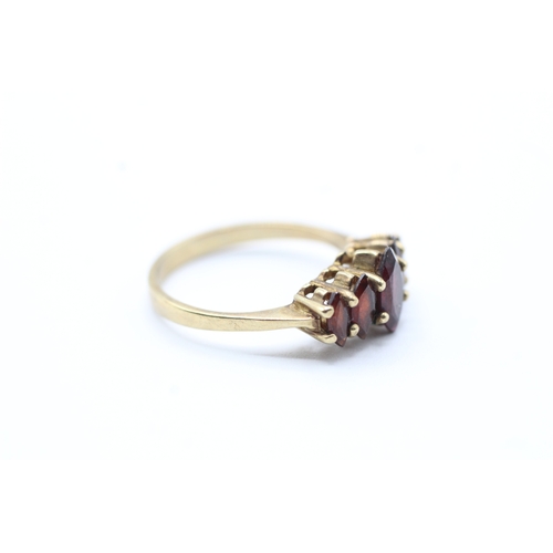 117 - 9ct gold vintage marquise cut garnet dress ring (2.6g) Size N