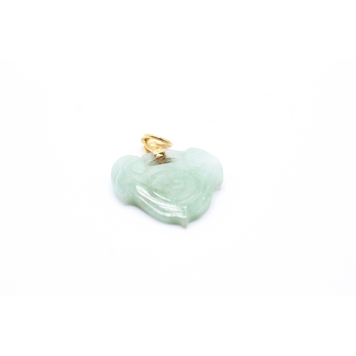 123 - 22ct gold carved jade pendant (3.3g)