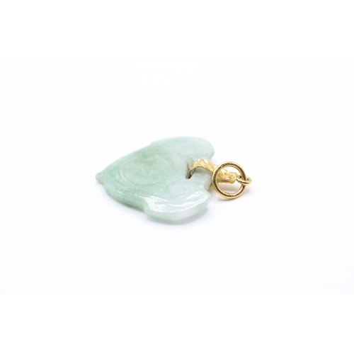 123 - 22ct gold carved jade pendant (3.3g)