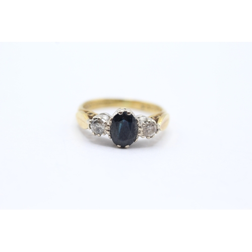 144 - 18ct gold diamond & sapphire three stone ring (3.7g) Size K