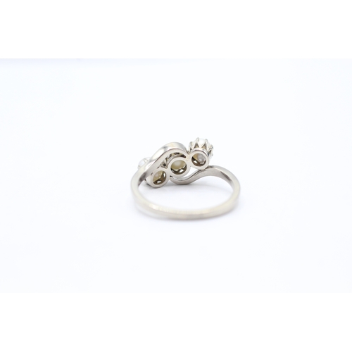 165 - 18ct gold pearl trilogy ring (3.4g) Size M