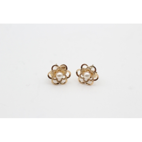 166 - 9ct gold cultured pearl floral stud earrings (0.4g)