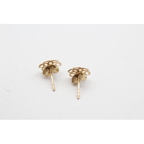 166 - 9ct gold cultured pearl floral stud earrings (0.4g)