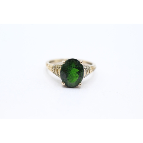 173 - 9ct gold diopside single stone ring with diamond set shoulders (2.7g) Size O 1/2