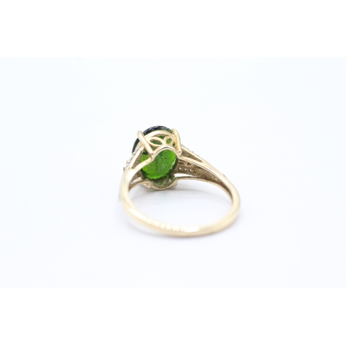 173 - 9ct gold diopside single stone ring with diamond set shoulders (2.7g) Size O 1/2