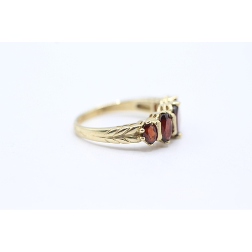 179 - 9ct gold garnet five stone ring (3.3g) Size N