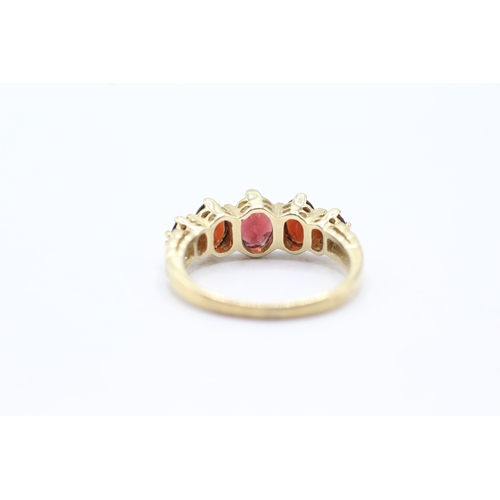 179 - 9ct gold garnet five stone ring (3.3g) Size N