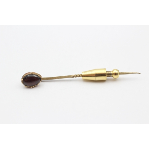 18 - 9ct gold antique foiled back garnet stick pin with a base metal pin (2.4g)