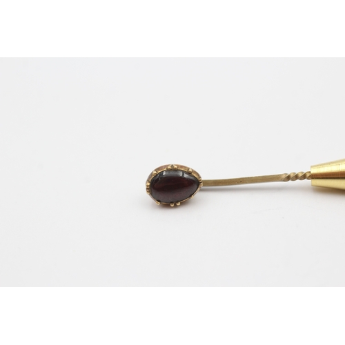 18 - 9ct gold antique foiled back garnet stick pin with a base metal pin (2.4g)