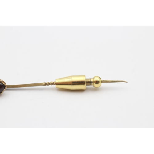 18 - 9ct gold antique foiled back garnet stick pin with a base metal pin (2.4g)