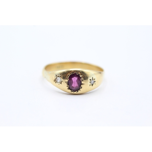 187 - 18ct gold purple garnet & diamond trilogy ring (3g) Size T