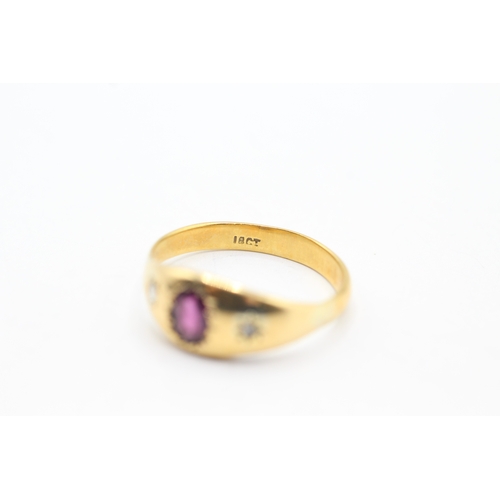 187 - 18ct gold purple garnet & diamond trilogy ring (3g) Size T