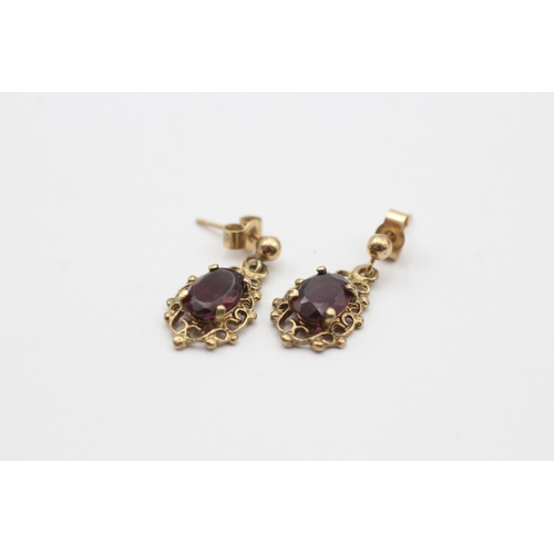 190 - 9ct gold garnet drop earrings (1.4g)