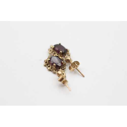 190 - 9ct gold garnet drop earrings (1.4g)