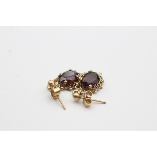 190 - 9ct gold garnet drop earrings (1.4g)