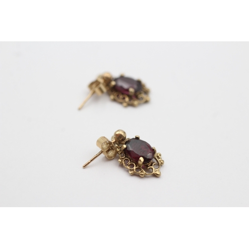 190 - 9ct gold garnet drop earrings (1.4g)