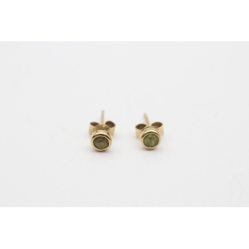 217 - 9ct gold peridot stud earrings (0.8g)