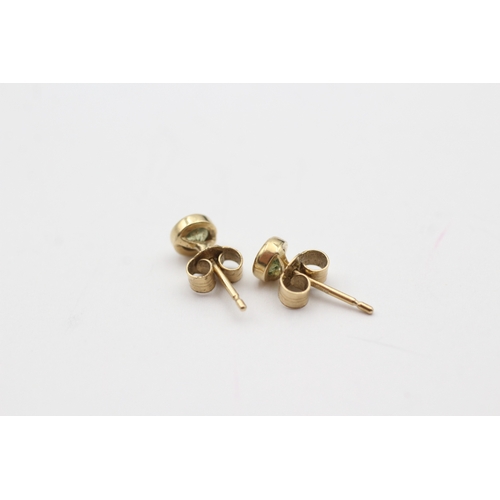 217 - 9ct gold peridot stud earrings (0.8g)