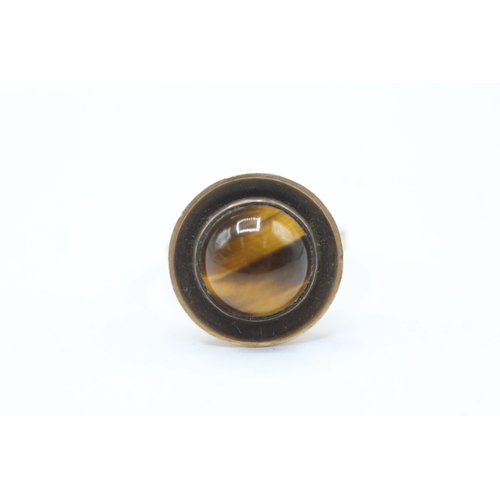 221 - 9ct gold Mid-century Modernist tiger-eye cabochon set ring (3.7g) Size I